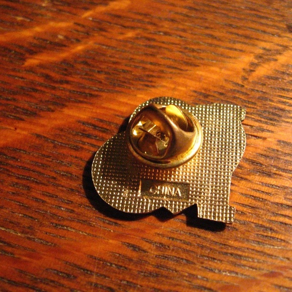 I Love Cheerleading Heart Cheerleader Lapel Pin - Picture 4 of 4